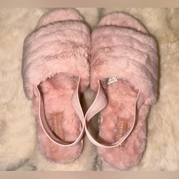 Koolaburra by Ugg Women’s Fuzz’n Sandals (6) - Picture 2 of 9